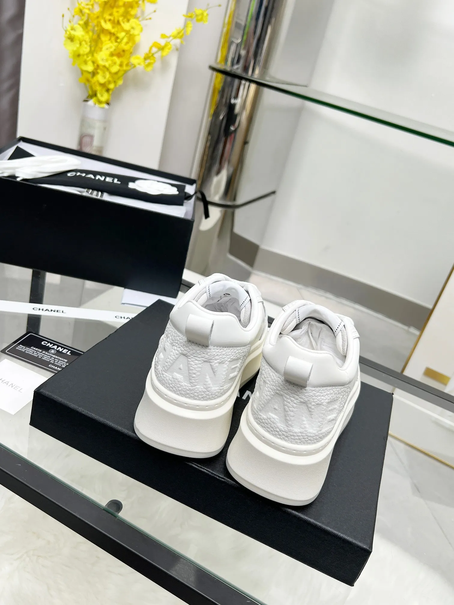 👟👟Ex-factory price 540👟👟 CHANEL 25C spring and summer new sports shoes official website is available at the same time ❤️ Counter out-of-stock kings. Major bloggers are recommending new styles on social days. This season’s new styles are simply eye-catching and look great on the feet. The casual casual sports style is refreshing and natural, interpreting Chanel’s fashionable femininity. The overall customization makes all sports shoes on the market at that time obsolete. This series is now available for sale! The upper is made of custom imported pebbled calf leather ➕ custom frosted calf leather. The lining is made of original one-to-one professionally customized mesh. Hardware accessories. Original full set of molds (not common in the market). Original custom molded TPU combination outsole. Height 4 cm. Women's size 35-39.